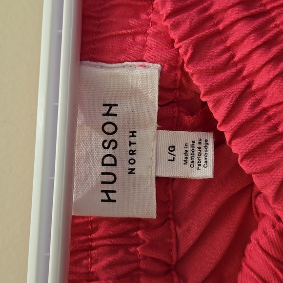 Hudson’s Bay North Bright Pink Women's Cargo Shorts Size Large - Picture 3 of 4
